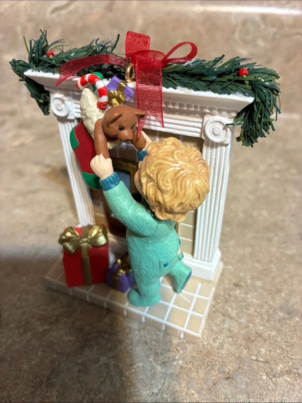 Hallmark Keepsake 2004 Reaching For Christmas